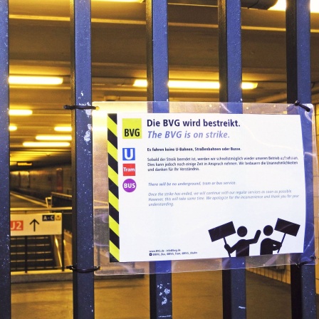 Hinweis auf Streik am U-Bahnhof Stadtmitte