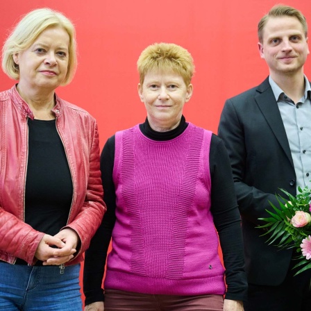 Gesine Lötzsch (l-r) stellvertretende Vizepräsidentin, Petra Pau, Vizepräsidentin des Deutschen Bundestages und Maximilian Schirmer, Landesvorsitzender stehen beim Parteitag der Linken in Berlin Friedrichshain (Bild: dpa/ Annette Riedl)