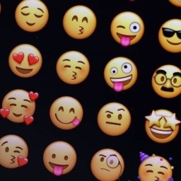 Verschiedene Emojis auf einem Smartphone Display.