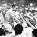 Gamal Abdel Nasser besucht 1955 ein ägyptisches Dorf
