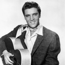 Sänger Elvis Presley mit Gitarre.