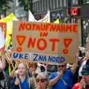 Demonstrantinnen tragen ein Schild mit der Aufschrift "Notaufnahme in Not! UKE ZNA Nord". Zahlreiche Demonstranten aus dem Gesundheitsbereich ziehen durch die Düsseldorfer Innenstadt in Richtung Nordrhein-Westfälischer Landtag. Die Gewerkschaft Verdi hatte zur Demonstration für Unikliniken unter dem Motto "Wir für Euch, ihr für uns" aufgerufen.
