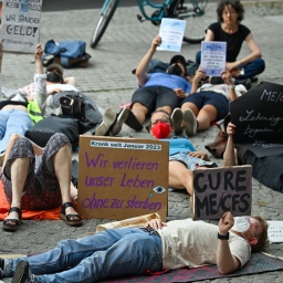 Demonstranten mit unter anderem dem Schild "Wir verlieren unser Leben, ohne zu sterben" haben sich vor dem Roten Rathaus für fünf Minuten zu einer Liegend-Demo auf den Boden gelegt. Die "Rollstuhldemo für die Inklusion und Sichtbarkeit von Menschen mit ME/CFS" wollte so auf die neuroimmunologische Krankheit Myalgische Enzephalomyelitis /Chronisches Fatigue Syndrom (ME/CFS) aufmerksam machen, die zu einem hohen Grad an der körperlichen Behinderung führen kann. (Foto vom 8.8.2024)