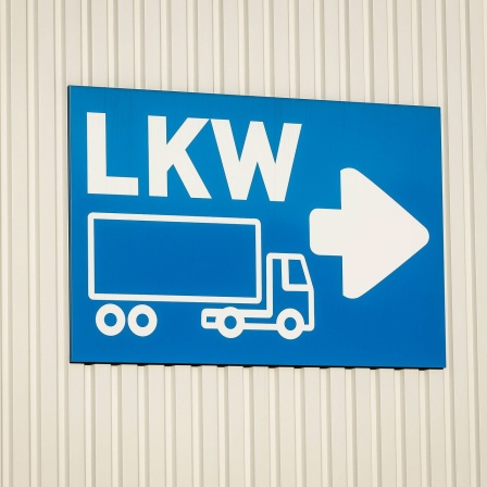 LKW-Anlieferung, Schild an einem Logistikzentrum