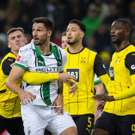 Tim Kleindienst gegen drei Dortmunder