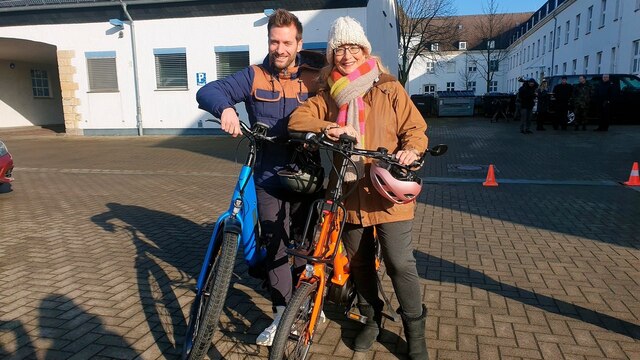 Das Bild zeigt Yvonne Willicks und Daniel Aßmann mit E-Bikes.