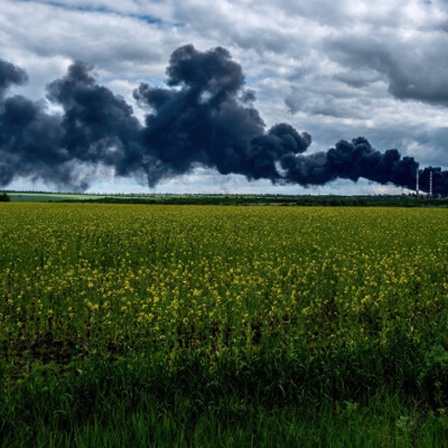 Nach einem russischen Angriff steigt am 22. Mai 2022 über einer Raffinerie in der Nähe der ukrainischen Stadt Lyssytschansk Rauch auf.