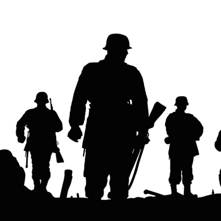 Silhouette von Soldaten im Kriegsfeld.