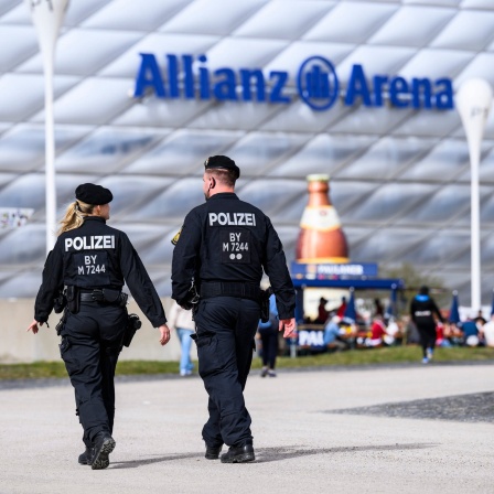 Polizisten vor der Allianz Arena in München.