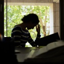 Eine Frau sitzt am 03.06.2019 in einem Buero in Berlin an ihrem Schreibtisch und schaut müde in Aktenordner