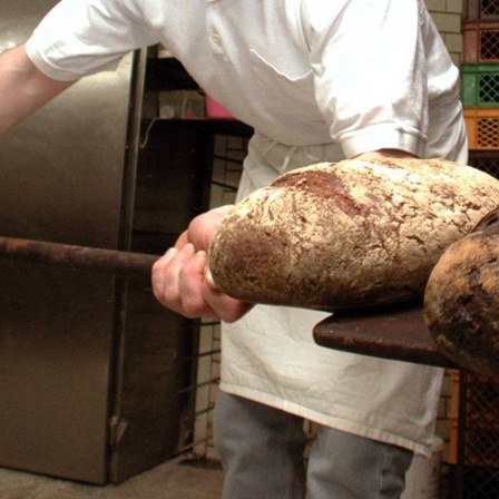 Brot wird aus einem Ofen geholt