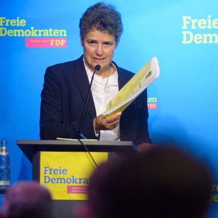 Lydia Hüskens, Vorsitzende der FDP-Sachsen-Anhalt, spricht auf dem Landesparteitag zu den Delegierten und zeigt den Koalitionsvertrag.