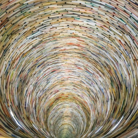 Die Installation "Idiom" von Matej Krén in der Prager Stadtbibliothek, bestehend aus Hunderten von Büchern, die zu einem zylindrischen Turm gestapelt sind. 