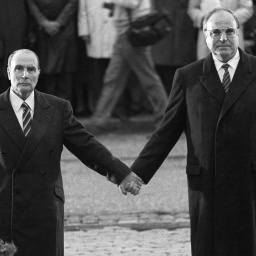 Helmut Kohl und Francois Mitterand halten am 22-September 1984 in Verdun die Hände