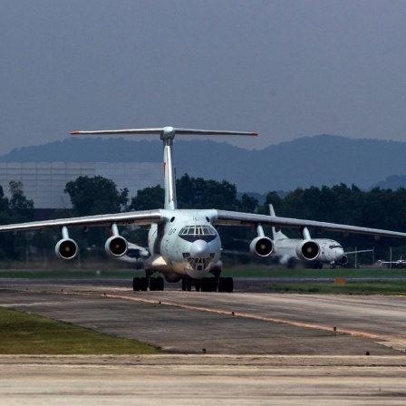 Eine Transportmaschine vom Typ Iljuschin IL-76 landet auf dem Flugplatz.