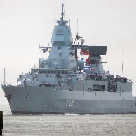 Die Fregatte "Hessen" läuft im Heimathafen Wilhelmshaven ein.