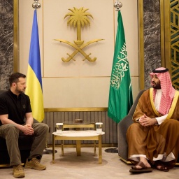 Der saudische Kronprinz Mohammed bin Salman (rechts) trifft sich mit dem ukrainischen Präsidenten Wolodymyr Selenskyj (links) in Dschidda (Saudi-Arabien).
