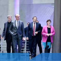 Markus Söder (l-r), Friedrich Merz, Lars Klingbeil und Saskia Esken kommen zu einer Pressekonferenz über die Sondierungsgespräche zwischen der Union und der SPD. Foto: Carsten Koall/dpa +++ dpa-Bildfunk +++
