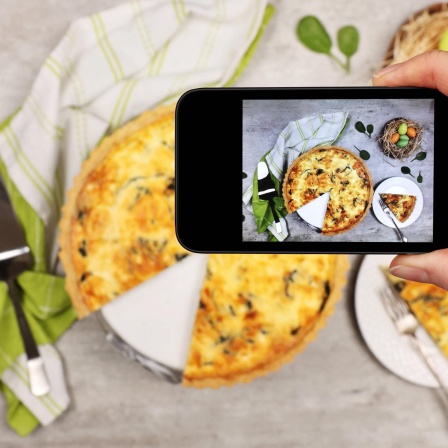 Essen auf dem Teller wird fotografiert