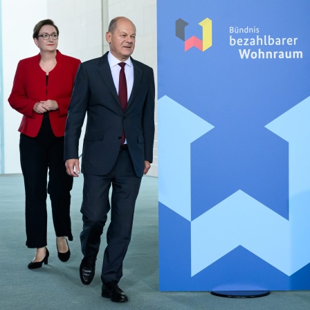 Bundeskanzler Olaf Scholz (SPD, r) und Klara Geywitz (SPD), Bundesministerin für Wohnen, Stadtentwicklung und Bauwesen, kommen zu einem Statement