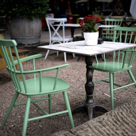 Leere Tische draußen in einem Restaurant