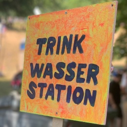 Eine Trinkwasserstation bei der Kieler Woche auf der Spiellinie für die Kinder.