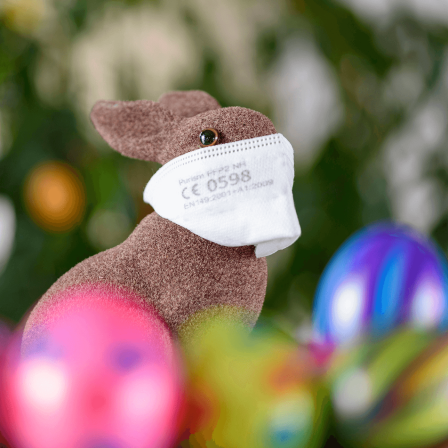 Ein Osterhase mit einer FFP2-Maske © imago images/Future Image