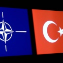 Flaggen der NATO und der Türkei auf Monitoren