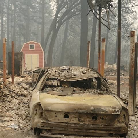 Ein ausgebrannter Pkw und Trümmer nach dem Waldbrand, dem sogenannten «Camp»-Feuer 2018 in Paradise, Kalifornien