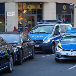 In der Leipziger Innenstadt steht ein Polizeiauto der Polizei Sachsen. Das Fahrzeug ist die Front total verbeult von einem Auffahrunfall. 