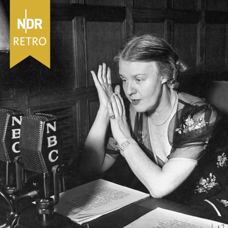 Dorothy Thompson während ihrer Arbeit beim Radio, ca. 1939