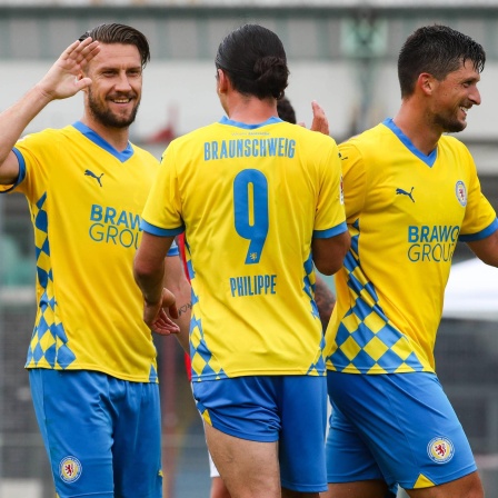 Spieler von Eintracht Braunschweig feiern ein Testspieltor