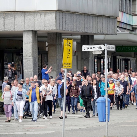 Etwa 150 Demonstranten in Chemnitz bei ihrem Montagsspaziergang, um gegen Staat, Regierung und die herrschende staatliche Ordnung zu protestieren.