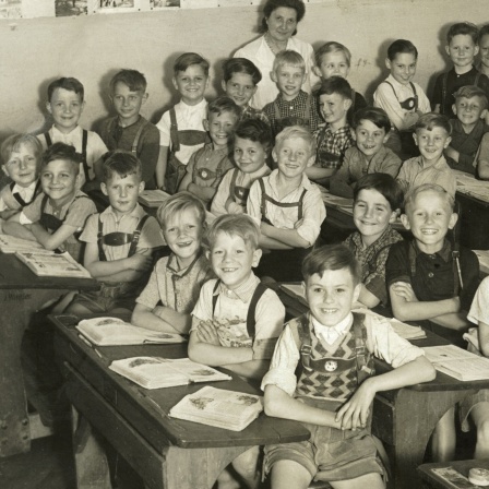 Überfüllte Schulklasse 1952 in Deutschland