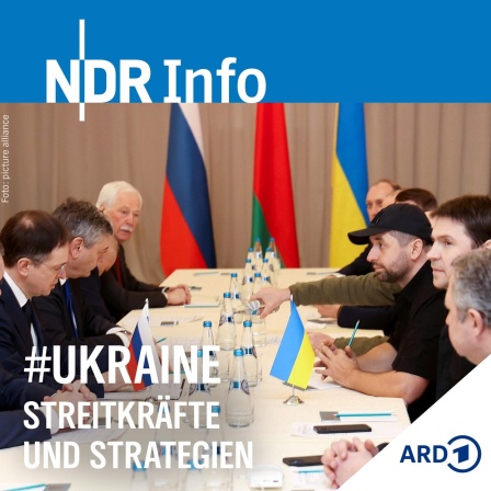 Vertreter der russischen und der ukrainischen Regierung sitzen an einem Tisch