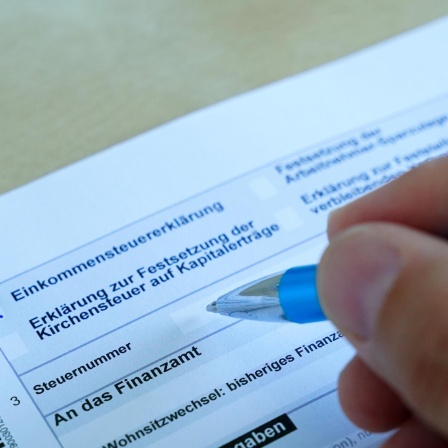 Symbolfoto;Symbolbild, Ausfuellen einer Einkommenssteuererklaerung, Steuererklaerung 2019 von Arbeitnehmer fuer das Finanzamt