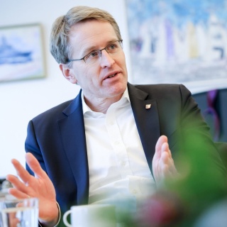 Schleswig-Holsteins Ministerpräsident Daniel Günther (CDU) sitzt in seinem Büro in der Staatskanzlei.