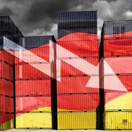 Gestapelte Container in deutschen Nationalfarben mit abwärts gerichtetem Pfeil, Symbolfoto Wirtschaftkrise, Fotomontage