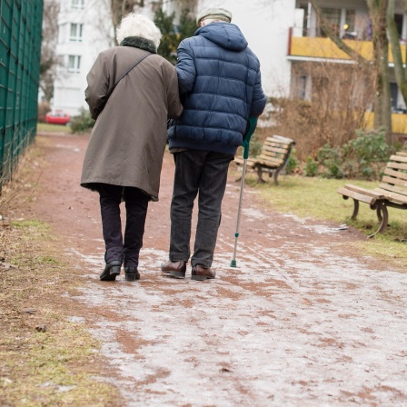 Ein älteres Ehepaar geht spazieren