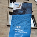 Informationsblatt vom PEN-Zentrum mit der Geschäftsstelle des deutschen PEN-Zentrums im Darmstädter Literaturhaus im Hintergrund