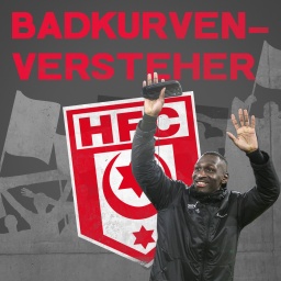 Tarsis Bonga (15 Hallescher FC) winkt lächelnd jemandem zu vor dem Logo des Halleschen FC