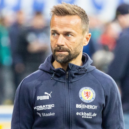 Braunschweigs Trainer Michael Schiele steht vor dem Spiel gegen Magdeburg im Stadion.