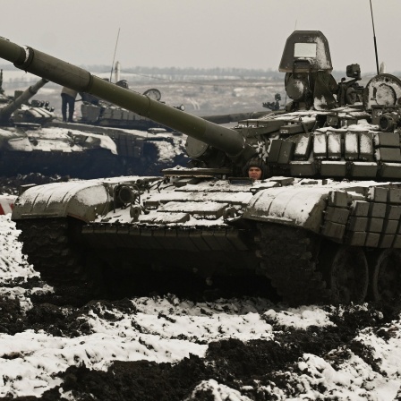 Russische T-72B3 Panzer stehen auf dem Schießplatz Kadamowskii während einer Militärübung. 