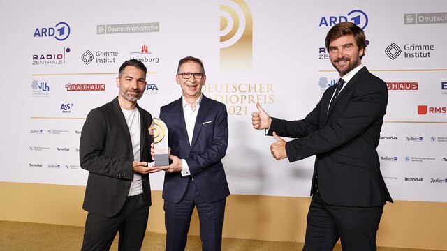 Gewinner in der Kategorie "Beste Sendung": Marcus Fahn und Tobias Prager von BAYERN 1 mit Laudator Boris Herrmann.