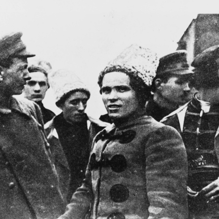 Nestor Machno (M.), ukrainischer Anarchistenführer, auf einem Schwarzweißfoto von 1919