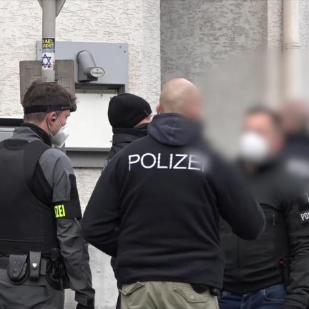 Polizei vor einem Haus