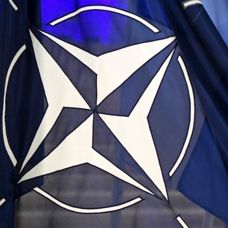Die beiden Flaggen der Nato (links) und von Finnland (rechts) wehen nebeneinander.