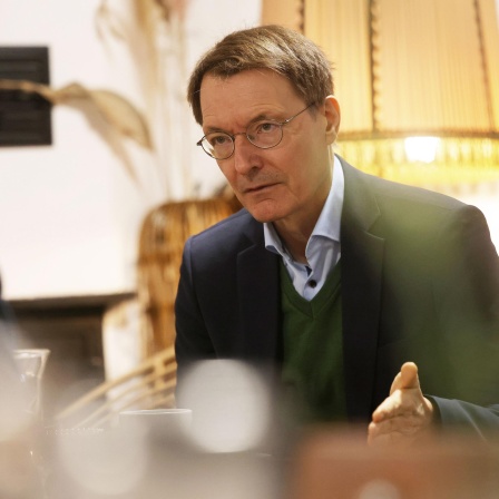 Bundesgesundheitsminister Karl Lauterbach (SPD) rechnet mit einer Mehrheit für allgemeine Corona-Impfpflicht.
      