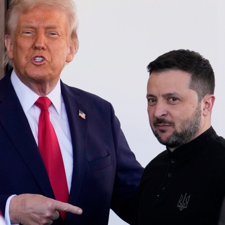 US-Präsident Donald Trump zeigt mit dem Finger auf den ukrainischen Präsidenten Wolodymyr Selenskyj.