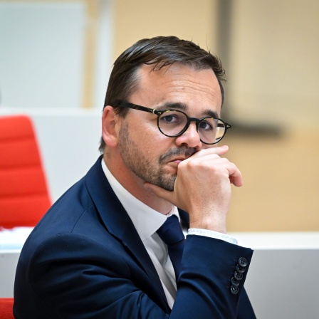 Jan Redmann (CDU) blickt nachdenklich während einer Sitzung im Brandenburger Landtag